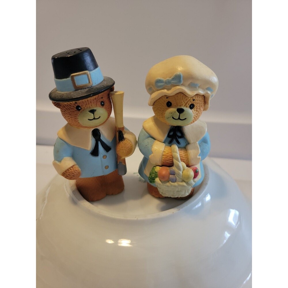 VTG Pair of ENESCO Lucy & Me Thanksgiving Pilgrim Bear Salt & Pepper Shakers